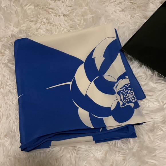 Stunning CHANEL bow design 100% silk scarf, Made in Italy - Picture 8 of 10